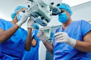 Chirurgiens utilisant un laser de correction de la vision en bloc opératoire