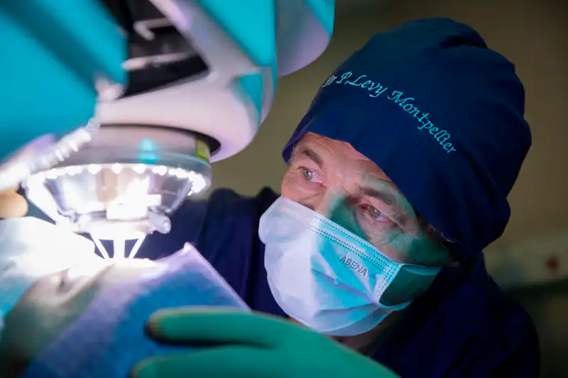 Docteur Pierre Levy lors d'une opération