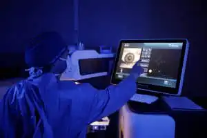 Chirurgien de la vision à Montpellier analysant des données médicales sur écran au centre CILM