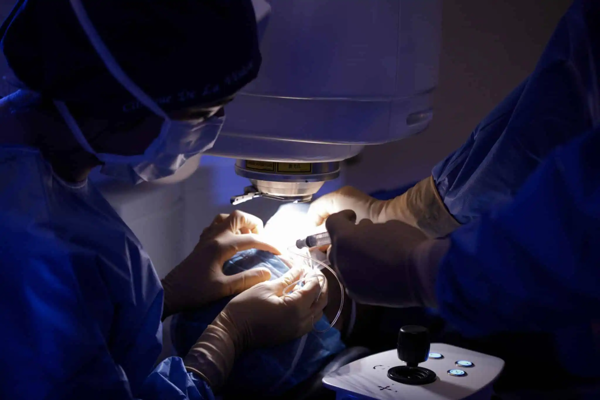 Docteurs de la vision pendant une opération