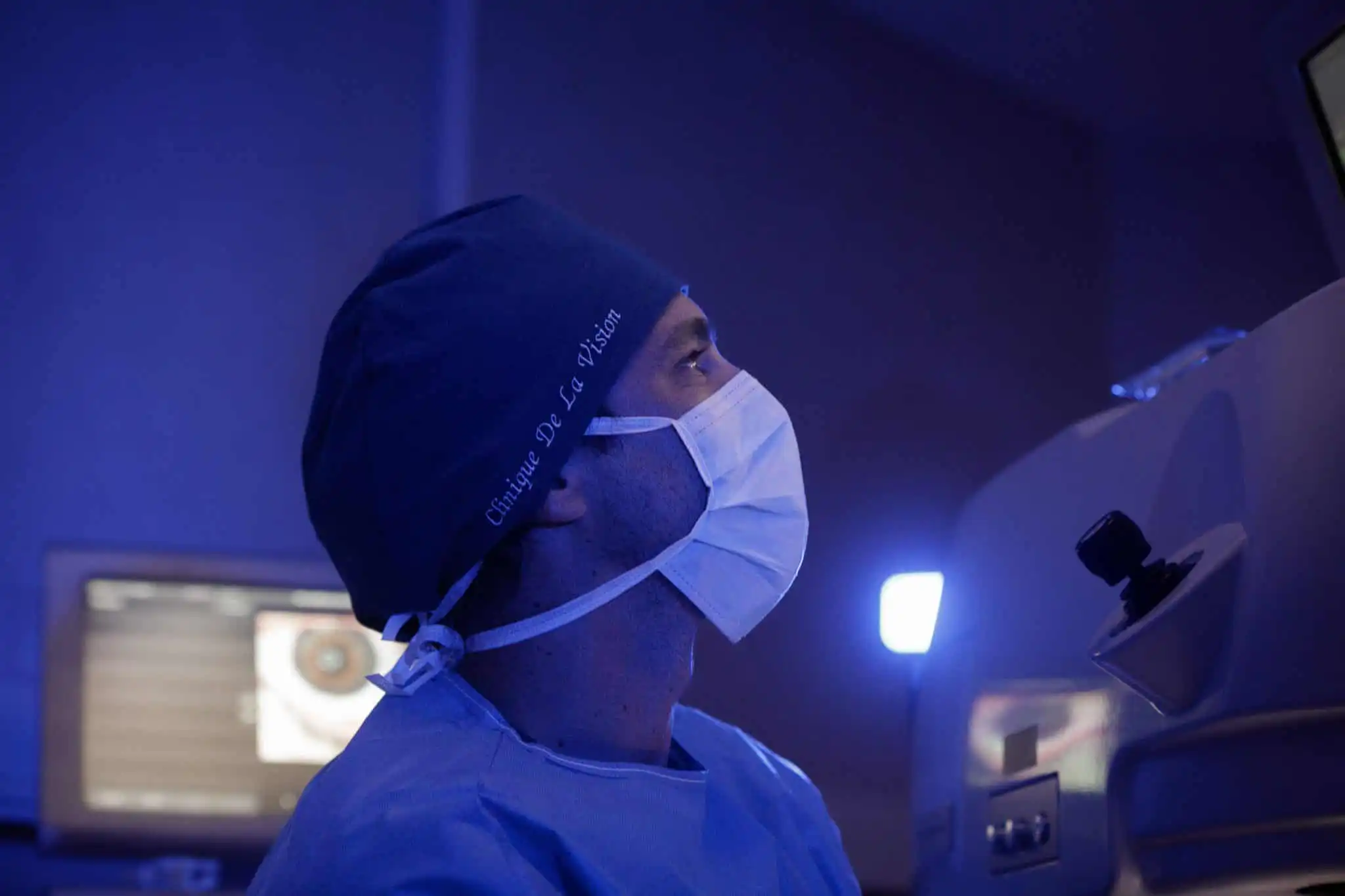 Docteur Nicolas Plasse lors d'une opération de chirurgie