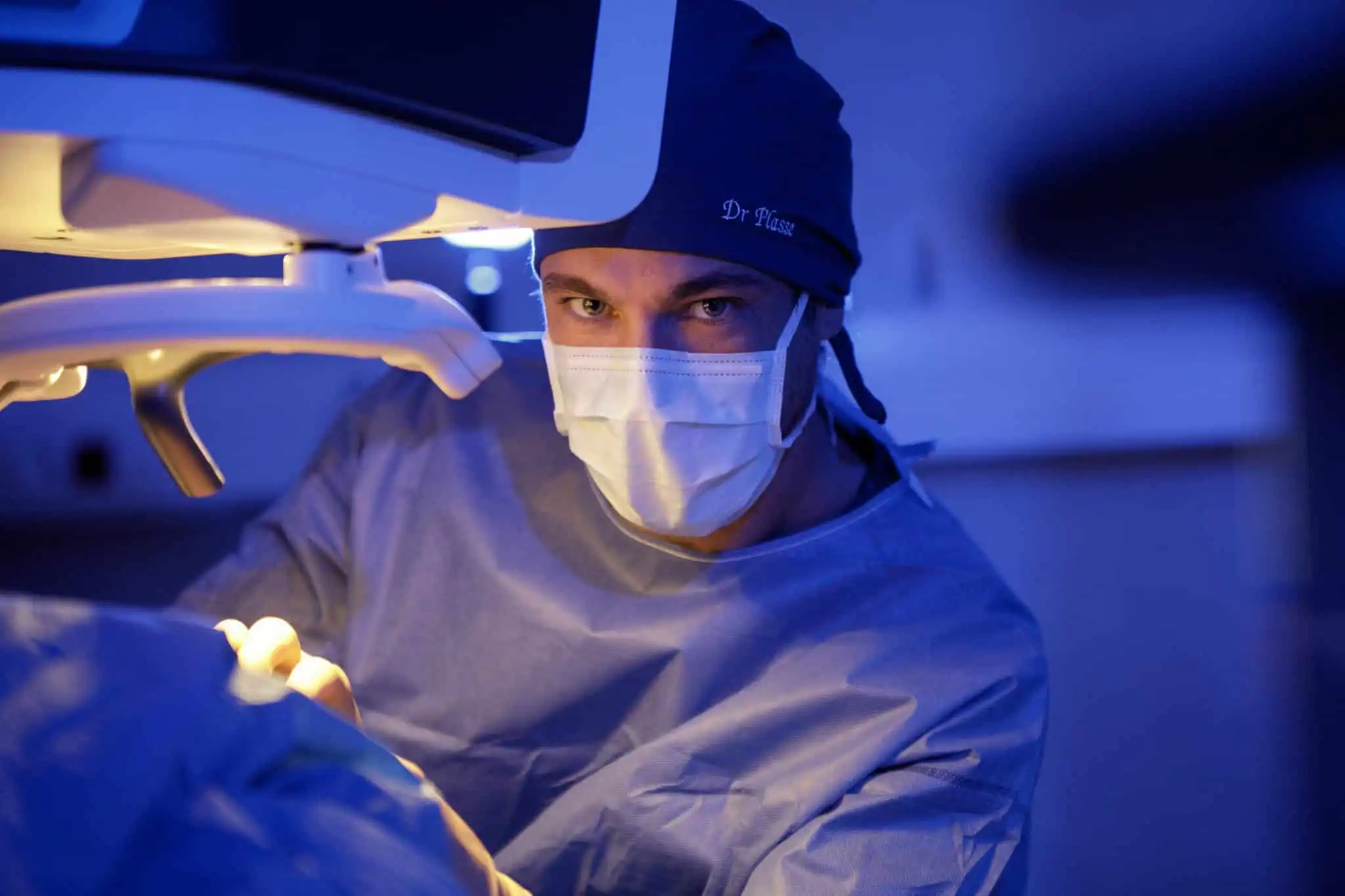 Docteur Nicolas Plasse lors d'une opération