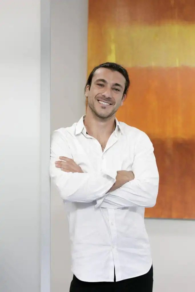 Portrait du docteur Nicolas PLASSE vue de face bras croisés.
