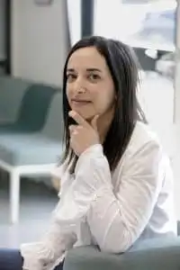 Portrait du docteur Pauline PLASSE vue de trois quarts.