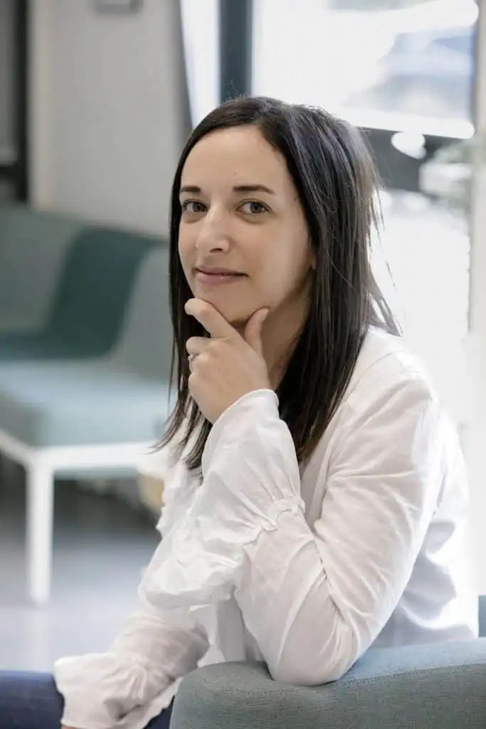 Portrait du docteur Pauline PLASSE vue de trois quarts.