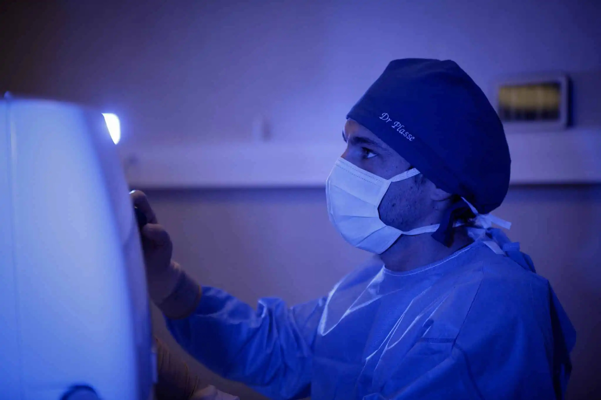 Docteur Nicolas Plasse lors d'une chirurgie
